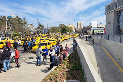 Protesta de taxistas y remiseros contra las apps: marcha, caos y agresiones con automovilistas