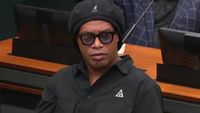 Ronaldinho Gaúcho condenado a indenizar vizinhos por alagamento em imóvel