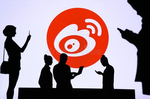 NEW YORK, USA, 25. MAY 2020: Sina Weibo Chinese microblogging website Group of business people chat on mobile phone and laptop. Company logo on screen in background. Weibo app stock images, royalty-free photos and pictures