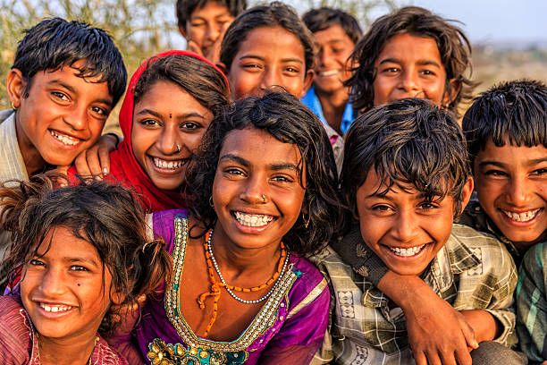 grupo de niños felices gypsy de la india, desert village, india - pueblo gitano fotografías e imágenes de stock