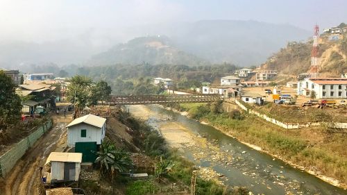 Rihkhawdar (Myanmar) on the left and Zokhawdar (Mizoram, India) on the right bank of the Tio river (photo: Wikipedia)