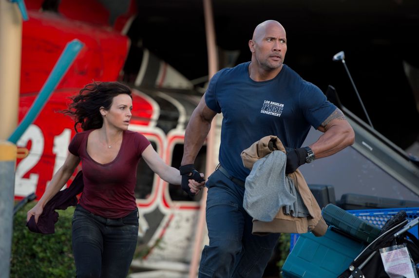 Carla Gugino and Dwayne Johnson in San Andreas (2015)
