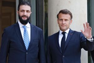 Emmanuel Macron (d) et le président syrien par intérim, Ahmed al-Chareh, au palais de l’Élysée, à Paris, le 7 mai 2025