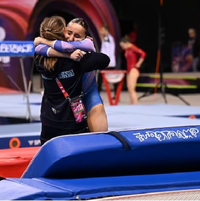 Morena Sabio Cáceres, de Ituzaingó, campeona sudamericana de tumbling
