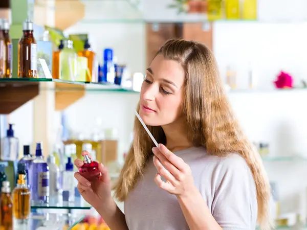 Interpretação de cheirar perfume em sonho para mulheres solteiras