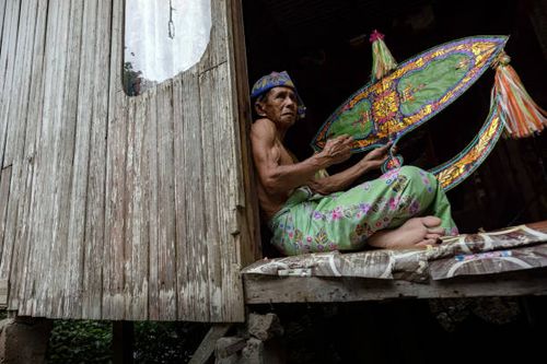 traditional kite maker or "wau" in kelantan, malaysia. - making wau stock pictures, royalty-free photos & images