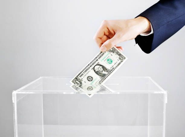 votación con dinero - corrupcion politica fotografías e imágenes de stock