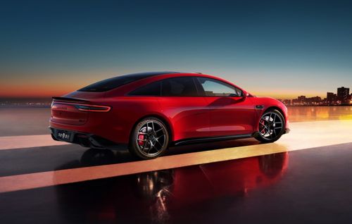 智界 新S7 侧视图，展示了其溜背造型与极低风阻