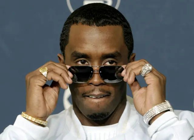 Un amigo de P. Diddy dice que despertó con un cuchillo en el cuello en la cárcel