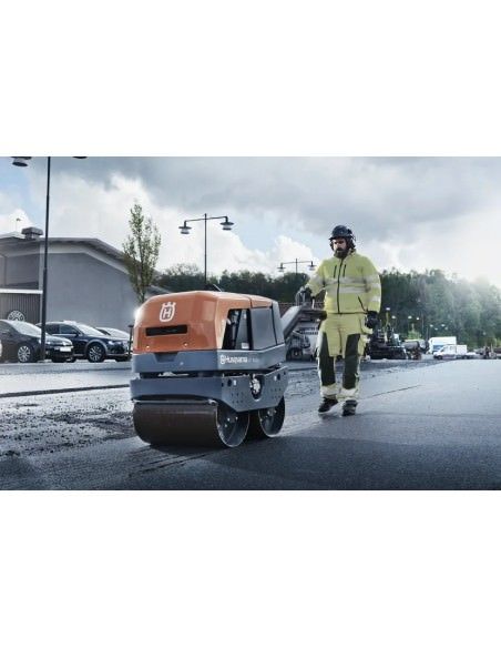 Rodillo Compactador Husqvarna LP 6500L trabajando en asfalto