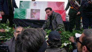 伊朗民众为丧生高级军事官员和平民举行葬礼