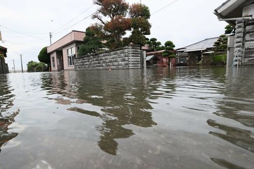 8月11日の大雨によって冠水した熊本県玉名市の住宅街。6時間で370ミリを超える猛烈な雨が観測された