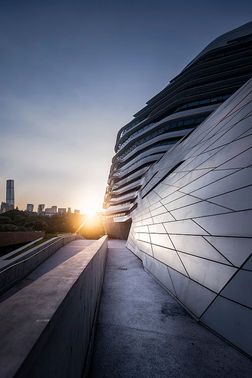 夕阳下扎哈哈迪德在香港理工大学设计的创新大楼图片下载